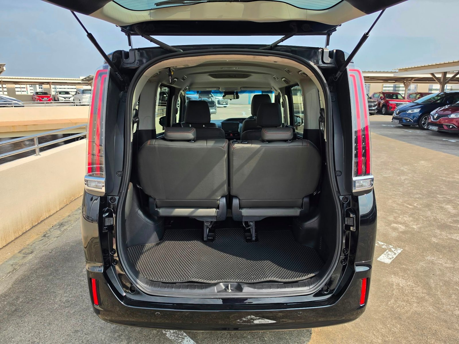 Toyota Noah Hybrid 1.8X 7 Seater photo 10